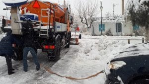 Με συνοδεία εκχιονιστικών μηχανημάτων η αλλαγή βάρδιας γιατρών στο ΚΥ Ανωγείων. Με τη συνοδεία εκχιονιστικών μηχανημάτων...