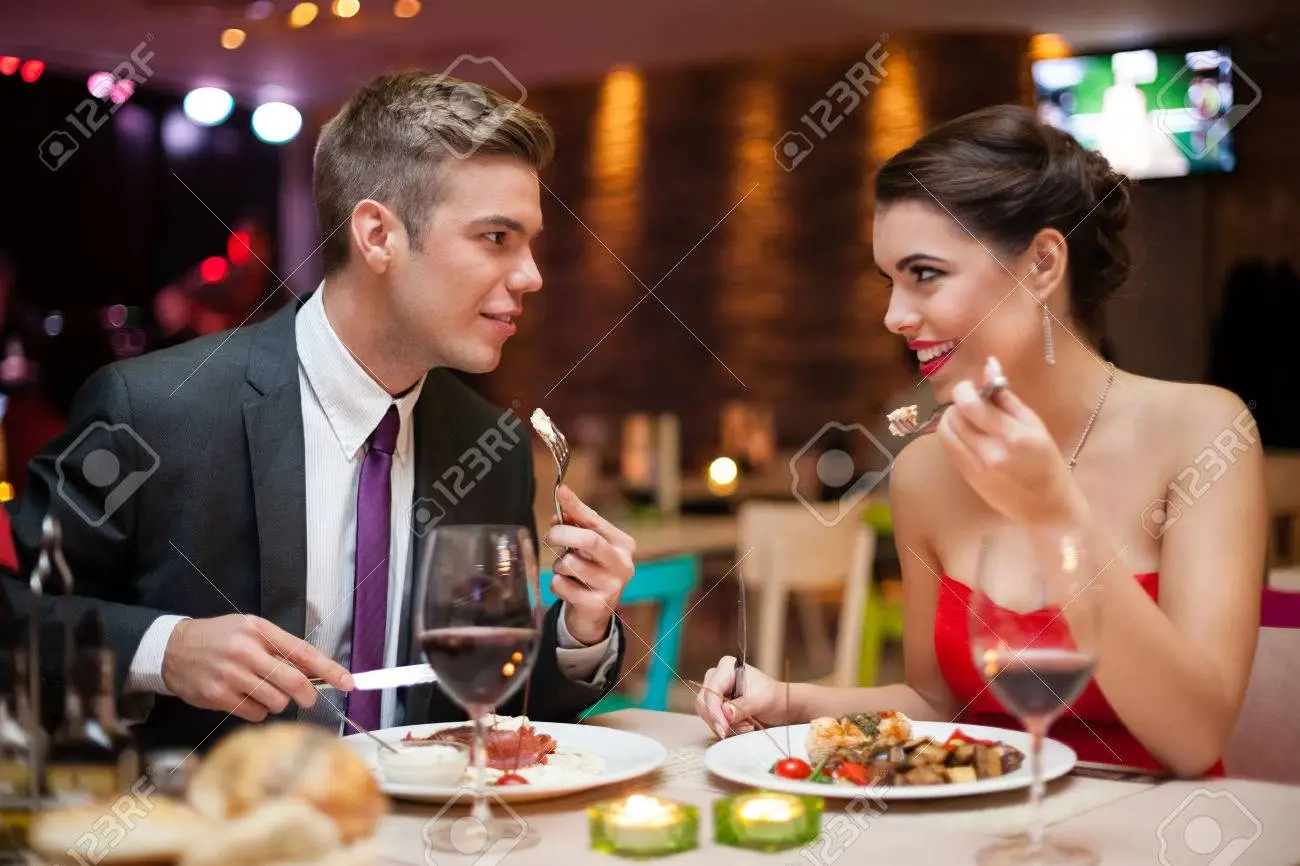 love pareja-romántica-en-el-amor-en-la-cena-en-el-restaurante